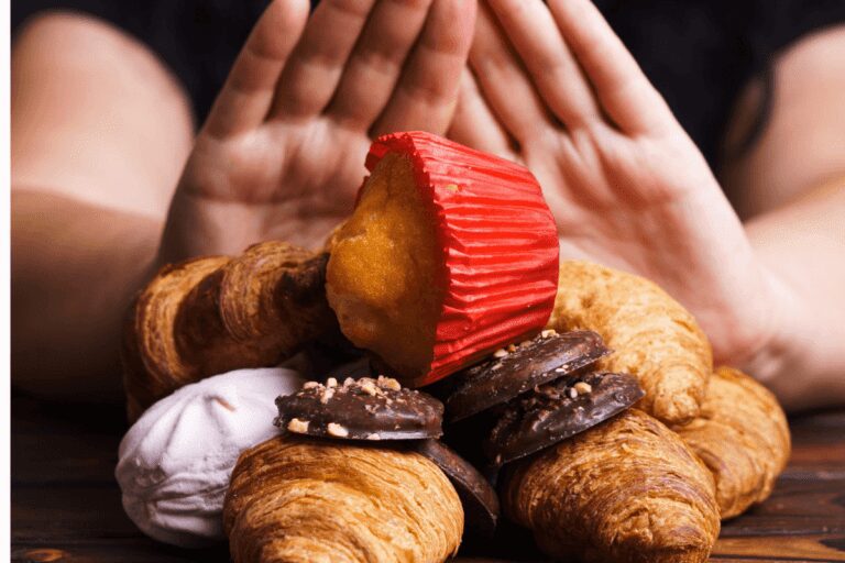 Navegando Pelas Crenças Alimentares: Uma Jornada para uma Alimentação Saudável e Equilibrada Introdução: As crenças alimentares desempenham um papel fundamental em nossas escolhas alimentares e na forma como nos relacionamos com a comida. Elas podem ser poderosas aliadas na busca por uma alimentação saudável ou, quando negativas, podem sabotar nossos esforços para alcançar nossos objetivos de bem-estar. Neste artigo, exploraremos como lidar com as crenças alimentares, identificando crenças limitantes e promovendo crenças saudáveis e positivas. Compreendendo as Crenças Alimentares: O que são crenças alimentares? Crenças alimentares são pensamentos, sentimentos e atitudes relacionados à comida que influenciam nossos hábitos alimentares. Como as crenças afetam nossos hábitos? Elas podem levar a comportamentos inadequados se não forem controladas, impactando a escolha de alimentos, a quantidade consumida e até mesmo o relacionamento emocional com a comida. A Influência Ambiental nas Crenças Alimentares: Cultura e religião: Nossa família e comunidade desempenham um papel importante na formação de nossas crenças alimentares, muitas vezes transmitindo tradições e valores que moldam nossas escolhas. Amigos e entes queridos: Os hábitos alimentares das pessoas próximas a nós também exercem influência significativa, seja para o bem ou para o mal. É importante reconhecer essa influência. Desafios das Crenças Alimentares: Crenças limitantes: Crenças como "não consigo controlar meus hábitos alimentares" ou "não consigo perder peso" podem se tornar obstáculos reais para a mudança de hábitos alimentares saudáveis. O Poder das Crenças Alimentares Positivas: Autoeficácia: Acreditar na capacidade de controlar os hábitos alimentares é um fator crucial para alcançar o sucesso na alimentação saudável. Motivação: Crenças positivas motivam a adoção de hábitos alimentares mais saudáveis, impulsionando os esforços para atingir objetivos alimentares. Promovendo o Equilíbrio Alimentar: A crença no equilíbrio: Valorizar o equilíbrio entre diferentes tipos de alimentos promove uma alimentação mais saudável e satisfatória, evitando extremos. Conscientização e Mudança: Identificando crenças limitantes: O primeiro passo é reconhecer as crenças que estão prejudicando seus objetivos alimentares. Trabalhando nas crenças: Desafie as crenças limitantes e substitua-as por pensamentos mais positivos e construtivos. Adotando crenças saudáveis: Cultive crenças que incentivem hábitos alimentares saudáveis e uma relação positiva com a comida. Conclusão: Lidar com as crenças alimentares é uma jornada pessoal em direção a uma alimentação mais saudável e equilibrada. Reconhecer a influência das crenças, desafiar crenças limitantes e promover crenças positivas são passos cruciais nessa jornada. Ao cultivar uma mentalidade alimentar saudável, podemos alcançar nossos objetivos de bem-estar e desfrutar de uma relação mais positiva com a comida. Lembre-se de que mudanças podem levar tempo, mas a jornada começa com a consciência e o desejo de transformação.