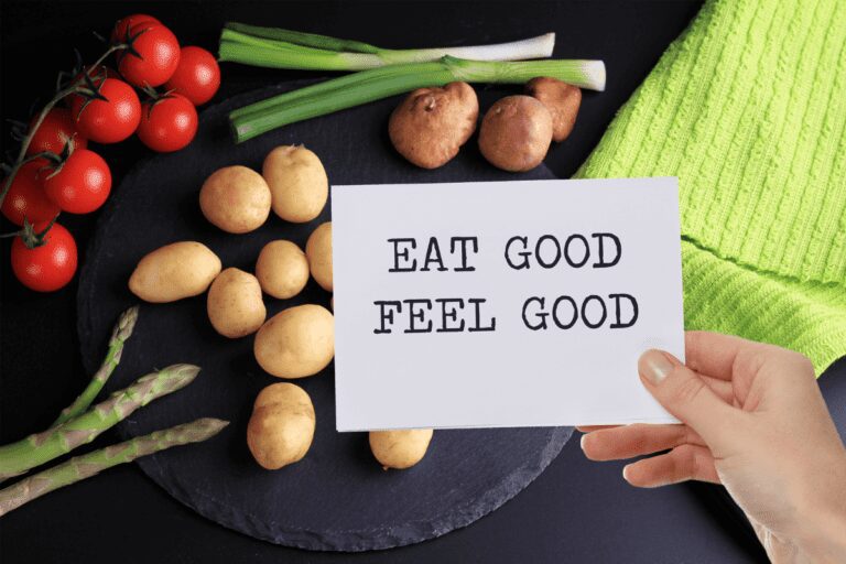 Dicas de Alimentos Funcionais "Os Melhores Alimentos Funcionais para Uma Vida Mais Saudável e Energética" Entre os benefícios, destacam-se a melhoria da saúde cardiovascular, a redução do risco de cancro, o aumento da saúde mental, o aumento da energia, o aumento da imunidade, a melhoria da digestão e a prevenção da osteoporose. Estes alimentos também contêm compostos que são bons para a saúde, como antioxidantes, ácidos graxos e fitoquímicos. Alguns dos alimentos funcionais mais populares incluem frutas cítricas, sementes, vegetais de folha verde, peixes gordos, nozes, soja, iogurte e vinagre de cidra. Estes alimentos são ricos em vitaminas, minerais e antioxidantes, que ajudam o organismo a se manter saudável. Uma das principais dicas de alimentos funcionais é escolher alimentos orgânicos e naturais. Estes alimentos não contêm pesticidas ou aditivos químicos, o que significa que eles são ricos em nutrientes e não contêm químicos nocivos. Além disso, opte por alimentos frescos, não processados e que sejam ricos em antioxidantes. Além de alimentos funcionais, é importante que você coma alimentos crus, pois estes são ricos em facilmente digeríveis nutrientes que são necessários para manter o funcionamento normal do organismo. Além disso, os alimentos crus contêm enzimas que ajudam o organismo a digerir os alimentos melhor. Outra dica importante é consumir alimentos ricos em fibras, como frutas, vegetais, nozes e sementes. As fibras são importantes para o bom funcionamento do intestino, pois promovem a saúde digestiva e ajudam no controle da glicose no sangue. Uma última dica é optar por alimentos ricos em ômega-3, como peixes gordos, oleaginosas, soja e sementes de linhaça. Estes alimentos são ricos em ácidos graxos ômega-3, que desempenham um papel importante na redução do colesterol e da pressão arterial. Além disso, os ácidos graxos ômega-3 ajudam a melhorar a saúde mental, aumentam a energia e promovem a saúde cardiovascular. Ao escolher alimentos funcionais, lembre-se de optar por alimentos orgânicos, frescos, crus e ricos em antioxidantes, fibras e ômega-3. Estas dicas ajudarão você a ter uma alimentação mais saudável e equilibrada e aproveitar ao máximo os benefícios dos alimentos funcionais.