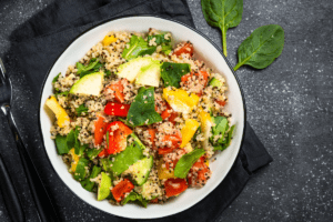 salada de quinoa com legumes