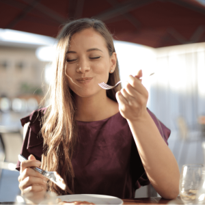 o que fazer para comer devagar e aproveitar mais a refeição em 5 passos simples